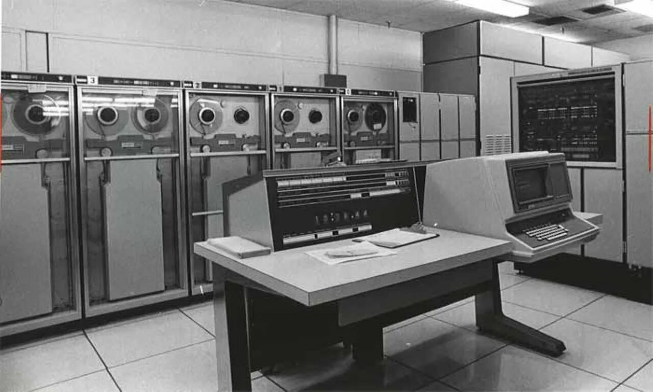 Второе и третье поколение. Компьютер UNIVAC 1108. Мэйнфреймы IBM 1960. Мэйнфреймы 1950. Мэйнфрейм 1964.