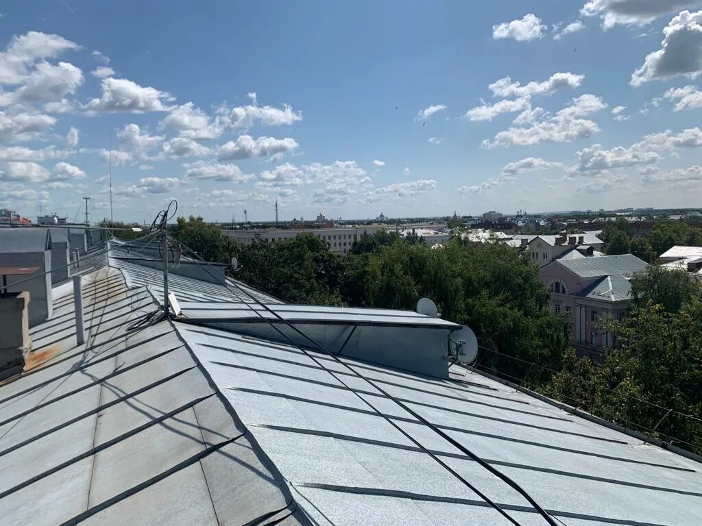 многоквартирный дом со скатной крышей. скатная кровля. крыши многоквартирных домов. кровля тсж. многоквартирный дом со скатной крышей.