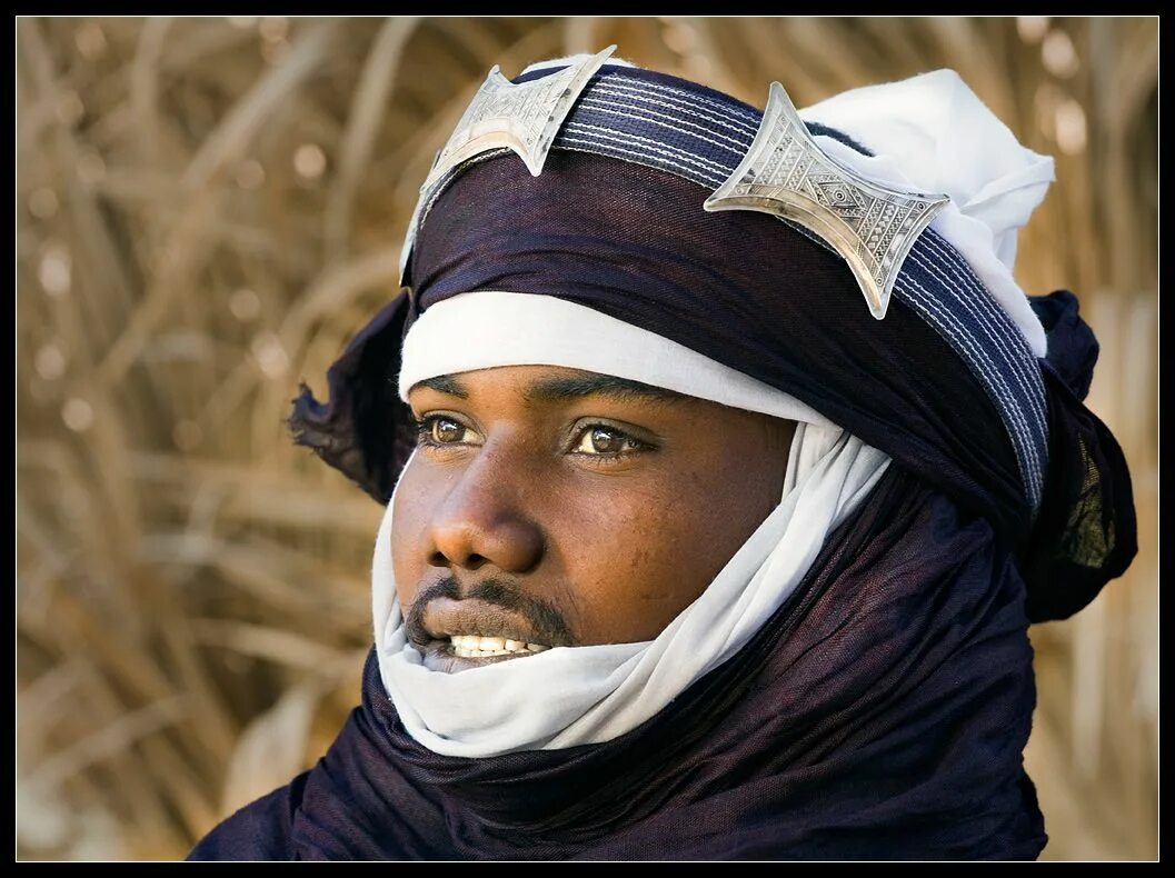 Араб северной африки. Туареги сомалийцы бушмены. Берберы туареги бедуины. Туарег Африка. Туареги Ахаггара.