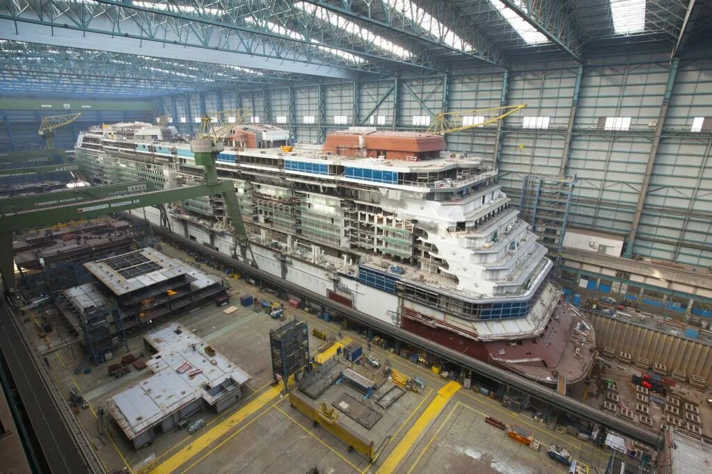Крупнейшие предприятия судостроения. Верфь «Meyer Werft Dockhalle 2». Папенбург завод судостроение. Судостроительные верфи Германии. Норвегия завод верфь.