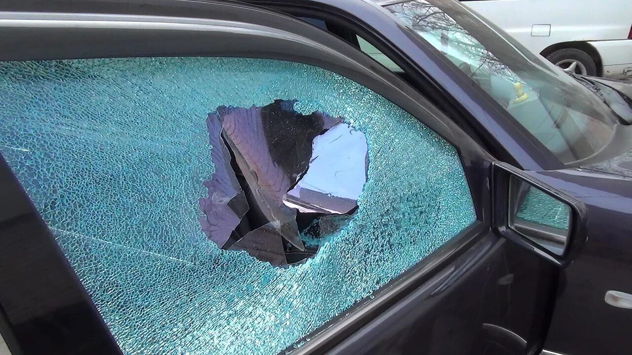 Разбили машину камнем. Разбитое боковое стекло Пежо 408. Разбитое стекло автомобиля. Разбитое автомобильное стекло. Разбитые стекла в машине.