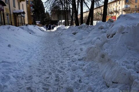 Возле снега