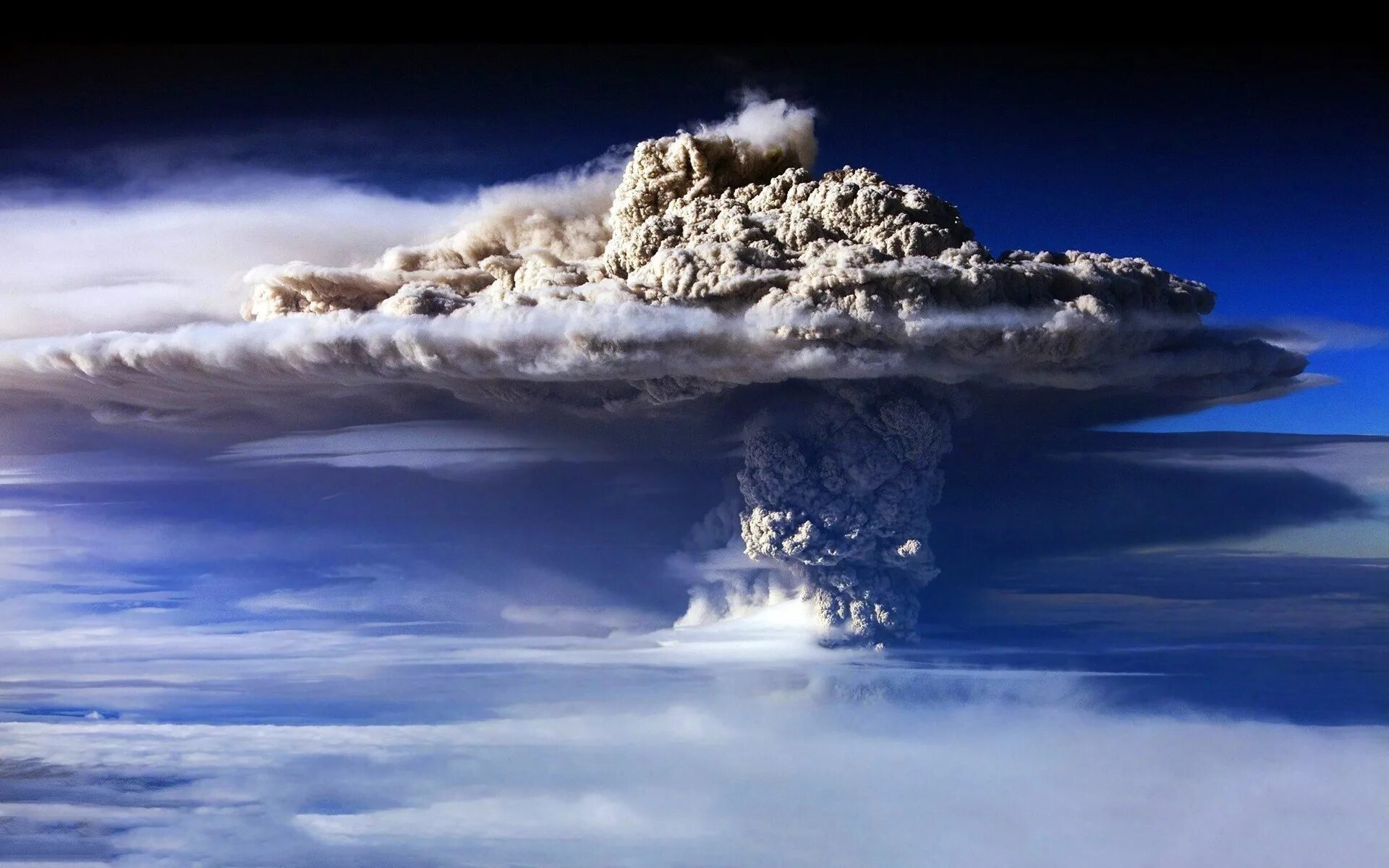 Кипящие облака. Вулкан Йеллоустоун извержение. Природные стихии. Мощь природы. Облако вулканического пепла.