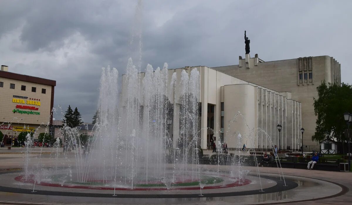 Драм театр курск пушкина. Курск площадь драмтеатра. город курск театральная площадь. драматический театр имени а с пушкина курск. драмтеатр курск 2025.