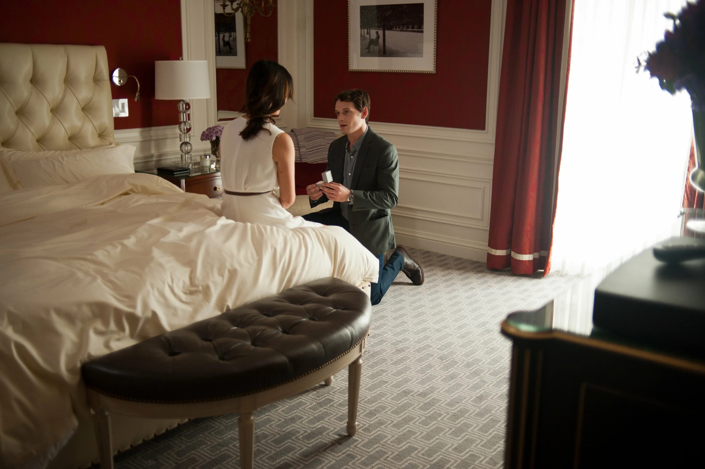 Ресепшн отеля заселение. Встречаемся в гостиницах. Официант в ресторане. Встречаемся в гостиницах. Семья в номере отеля.