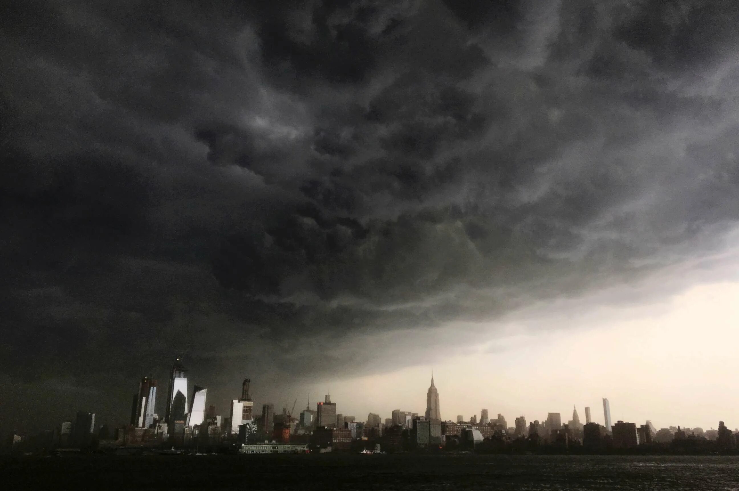 This pollution is gathered in clouds. Шторм в Нью-Йорке. Торнадо в Нью-Йорке. Тучи в Нью-Йорке. Тучи над Нью Йорком.