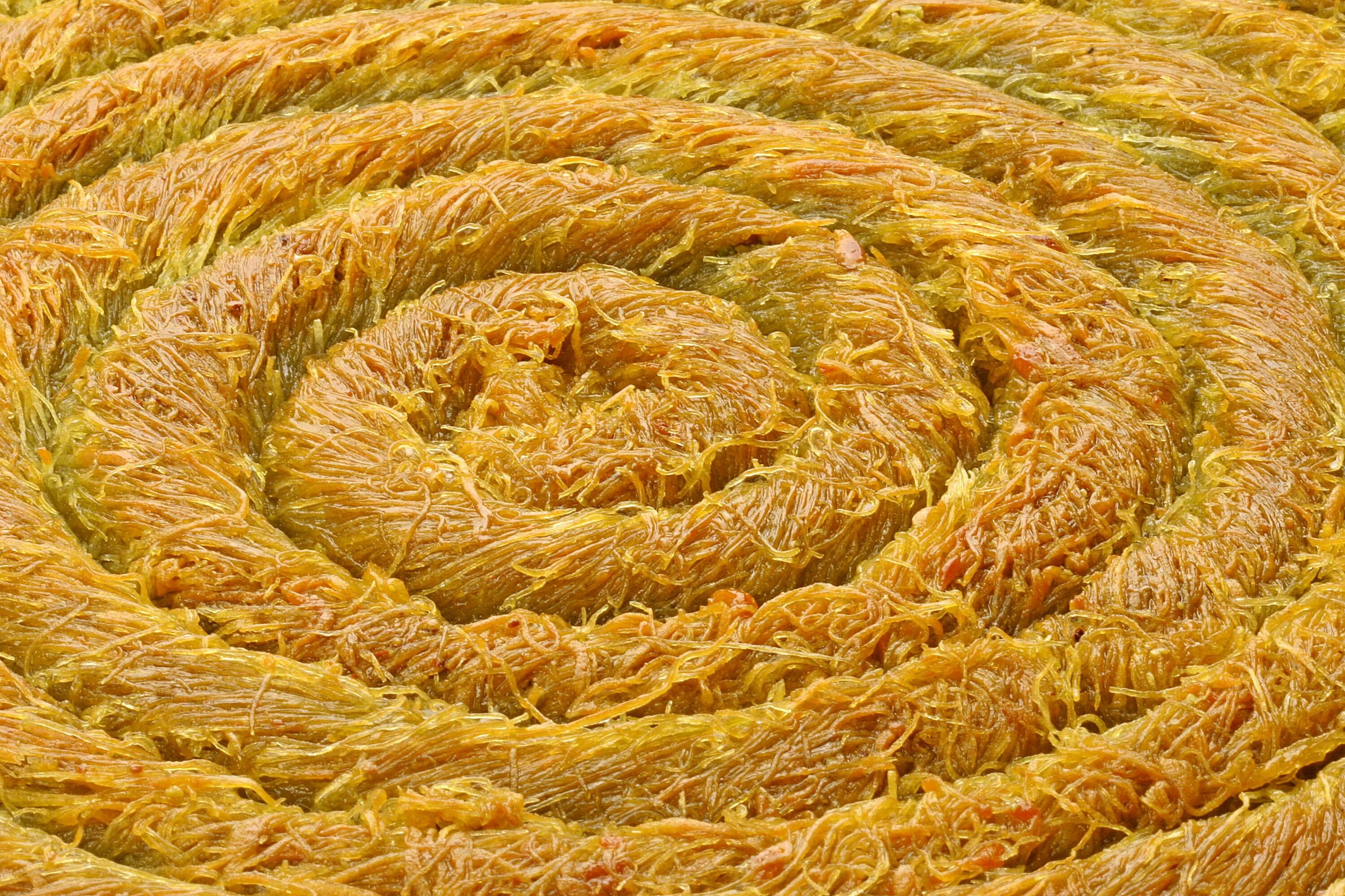 Пахлава из теста катаифи. Burma kadayif. выпечка из теста катаифи. kadayif tatlisi. fistikli burma baklava.