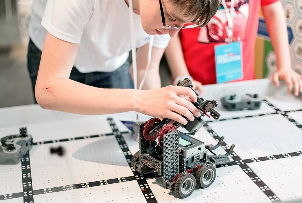 Выставка роботов работа. Робототехника ярмарка. Выставка роботов работа. Выставка робототехники. Развлекательные роботы.