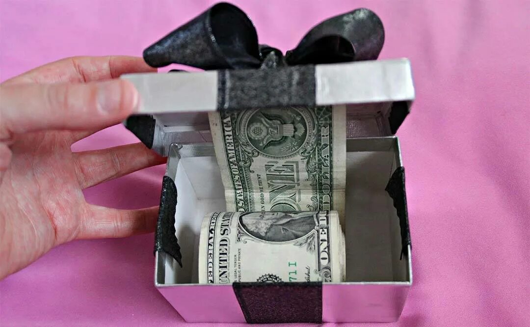 Оригинальный подарок деньгами. Оригинально подарить деньги. Креативный подарок из денег. Как оригинально преподнести деньги. Оригинальный подарок на свадьбу деньгами.