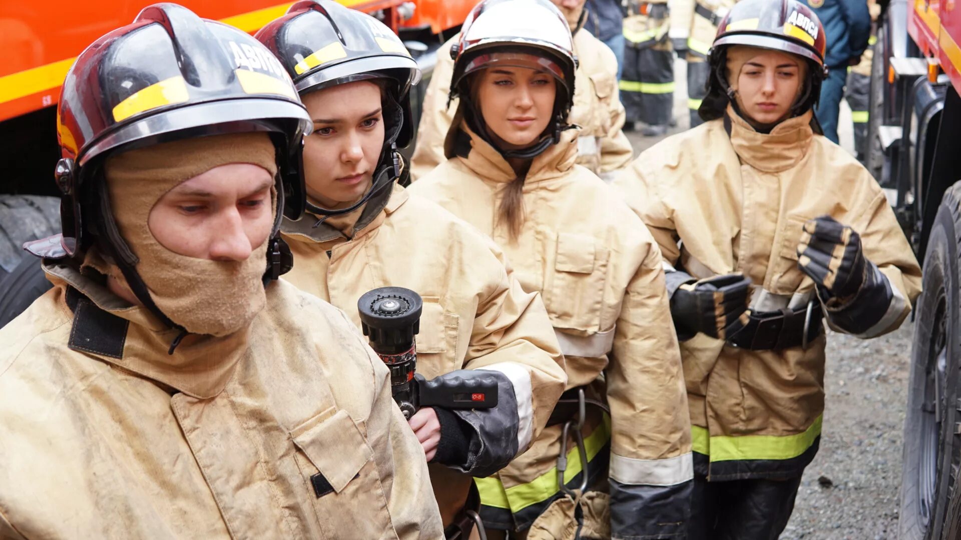 Спасатели мчс россии. Мчс спасение. Труд спасателя. Спасательные работы. Профессия спасатель мчс.