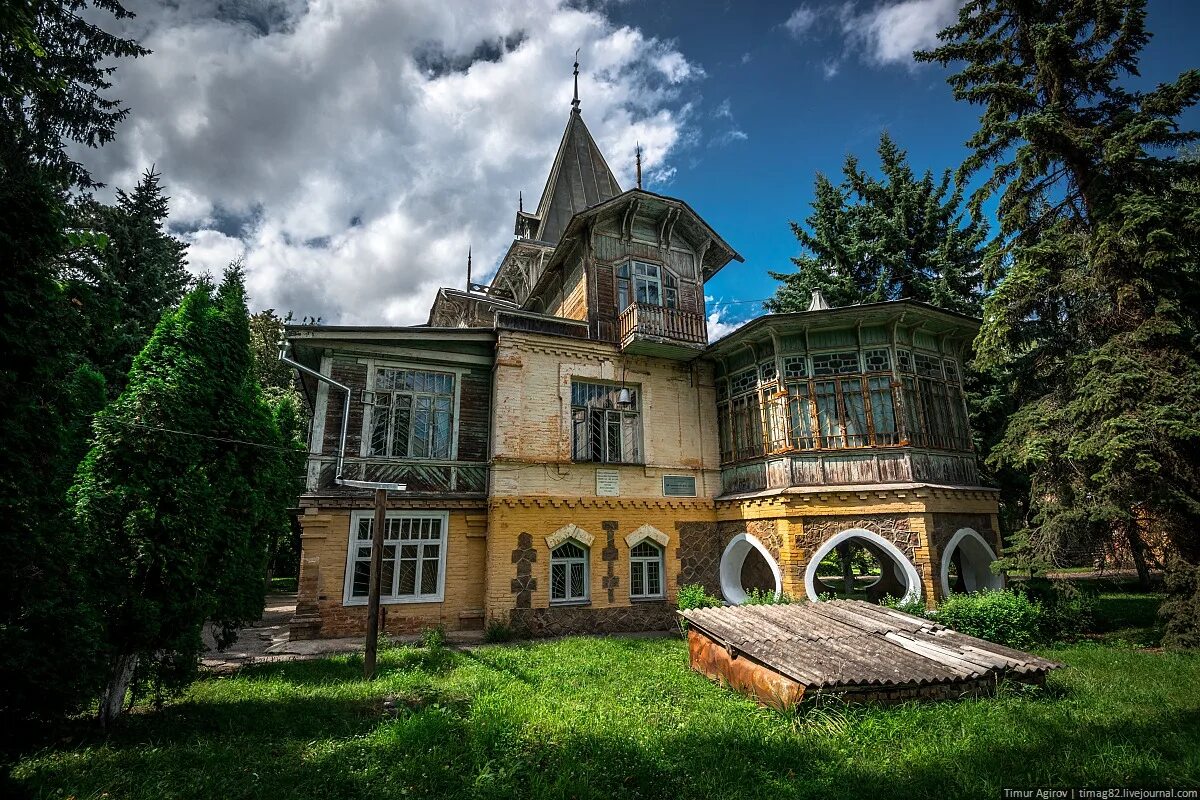 В старинной усадьбе где. Дача Сталина в Нальчике. Усадьба Лепешинских Нальчик. Дача Сталина Новогорск. Шуваловский парк дача Месмахера.