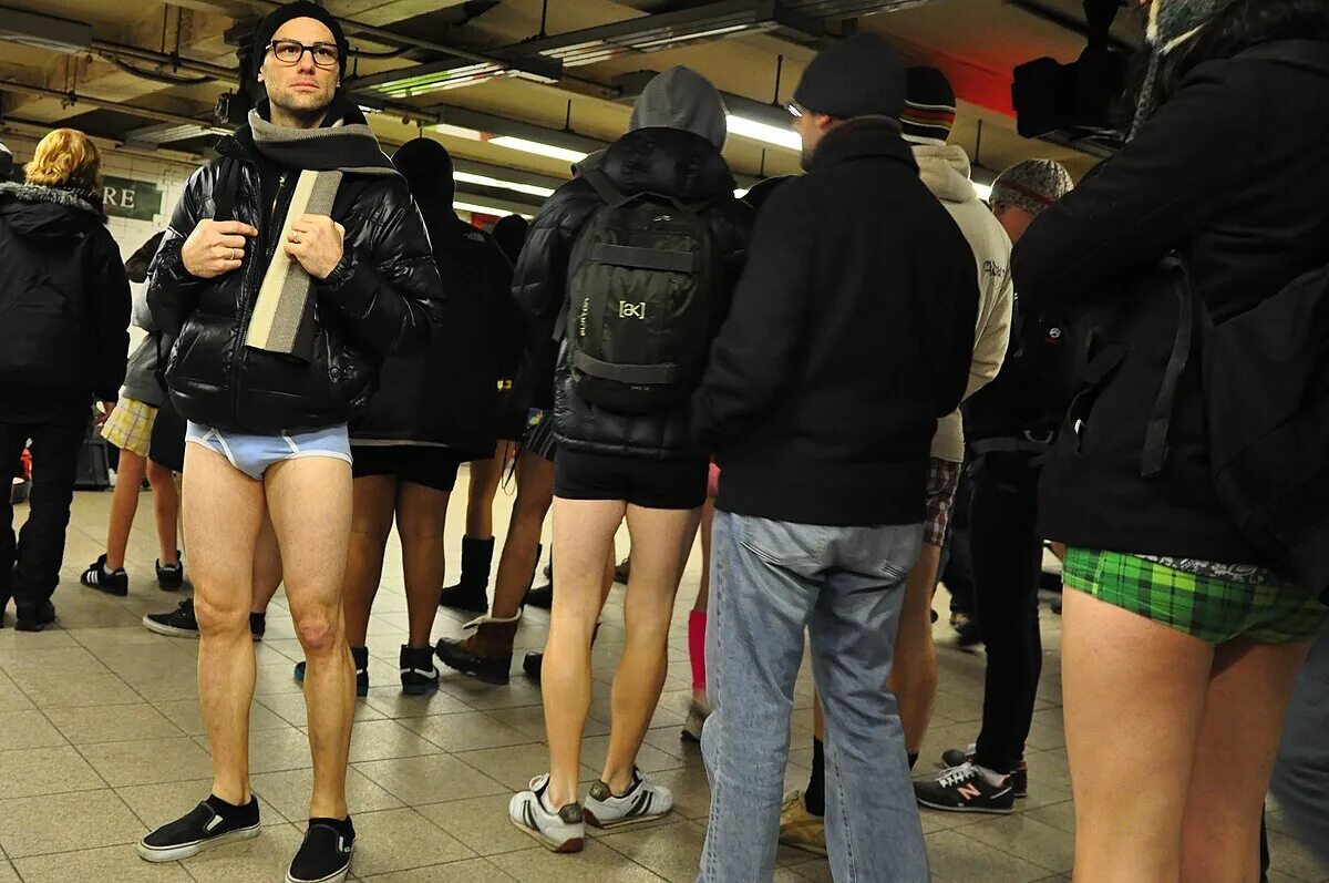 Нью Йорк метро без штанов. No Pants Subway Ride Москва. Тетки без штанов. Красивые женщины без штанов.