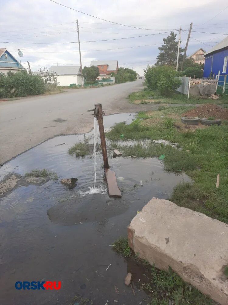 Когда дадут воду в орске. Колонка с водой в Копейске. Патринская вода Орск. Колонка, вода, авария фото.