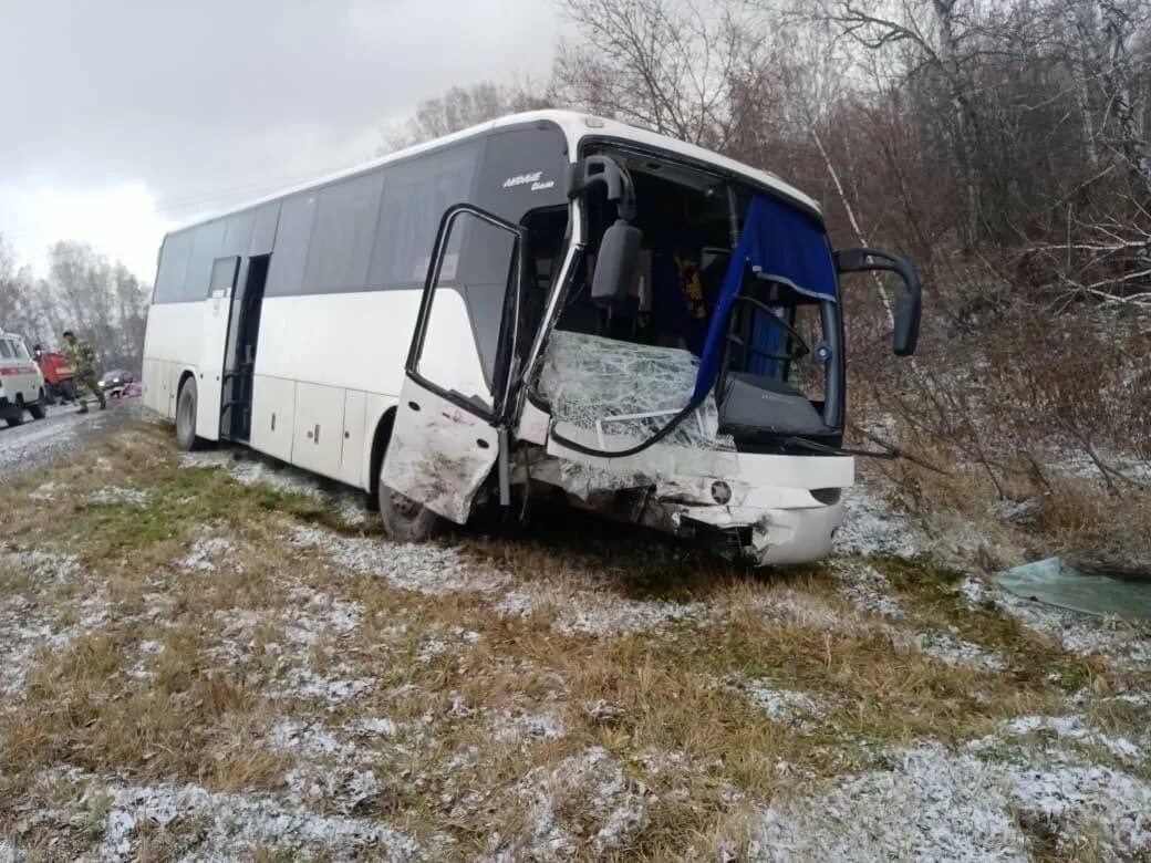 Авария автобуса с детьми. ДТП С автобусом Новосибирск. Авария автобуса и микроавтобуса.