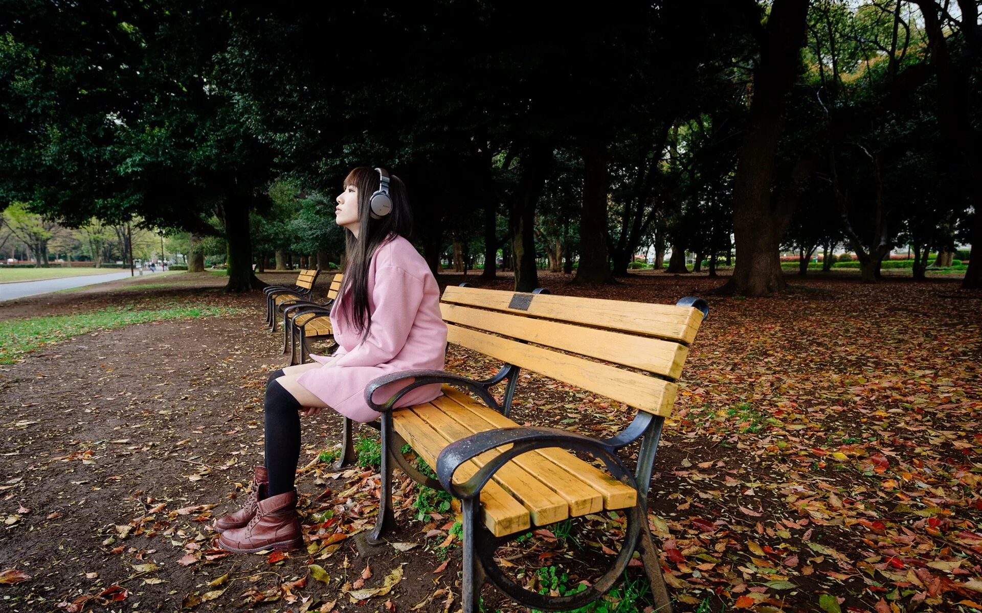 Молодой девушка сидят лице. Девушка на лавочке в парке. Женщина на скамейке в парке. Девушка сидит на скамейке. Лавочка в парке.