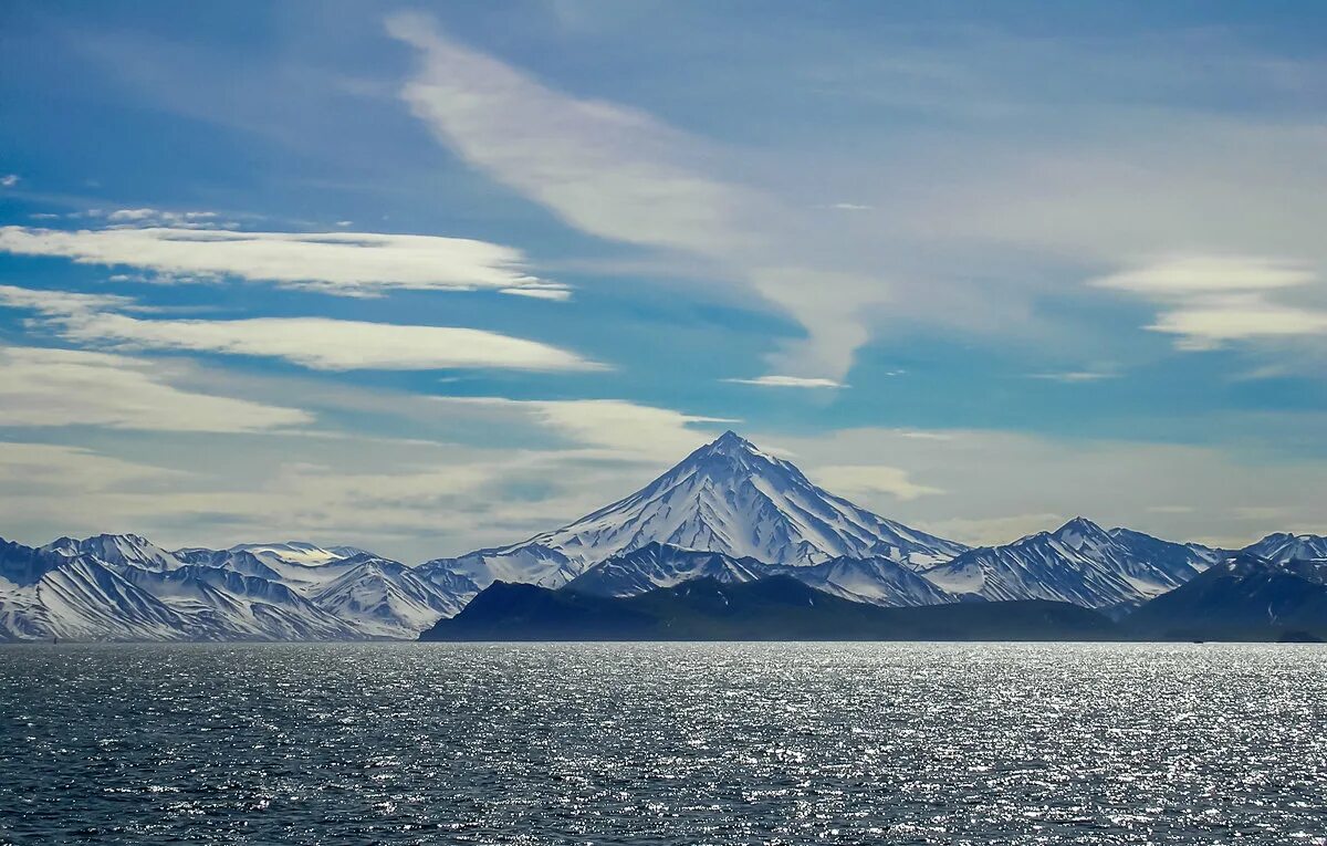 гейзеры камчатки мутновский. геотермальные источники камчатки. мутновский вулкан столбы пара. вулканы камчатки вода. вулканы камчатки вода.