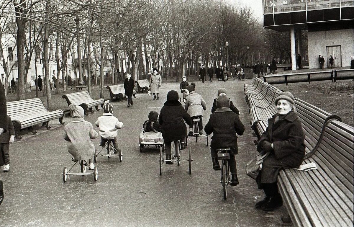 Москва в 60-е годы. Чистые пруды 60 годымосква. Чистые пруды москва 60-е годы. Мини юбки 70-х. 1965 лето.