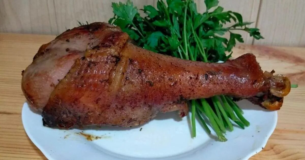 Карамелизированная голень индейки. При какой температуре запекать голень индейки. Голень индейки на индейке. При какой температуре запекать голень индейки. Голень индейки в пряном маринаде.