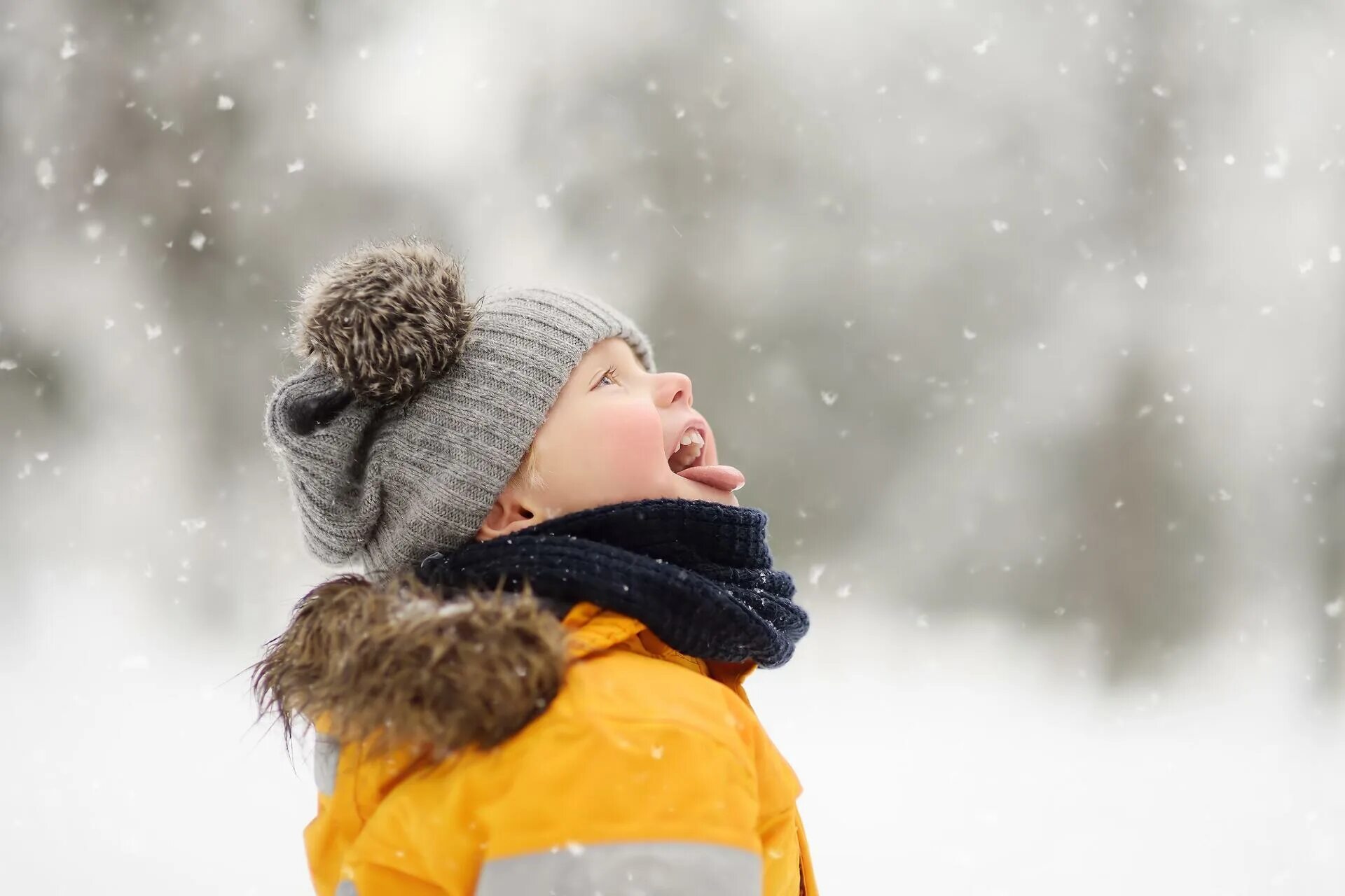 Ловить ртом воздух. Дети зимой. Ловить снежинки. Ребенок ловит снежинки. Ребенок ловит ртом снежинки.