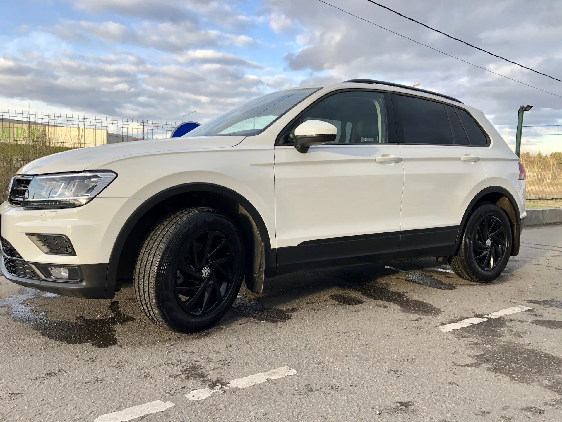 Тигуан рестайлинг 2012. Tiguan r19 черные. Tiguan 2 диски черные. Черные диски фольксваген тигуан 1. Тигуан черные диски.