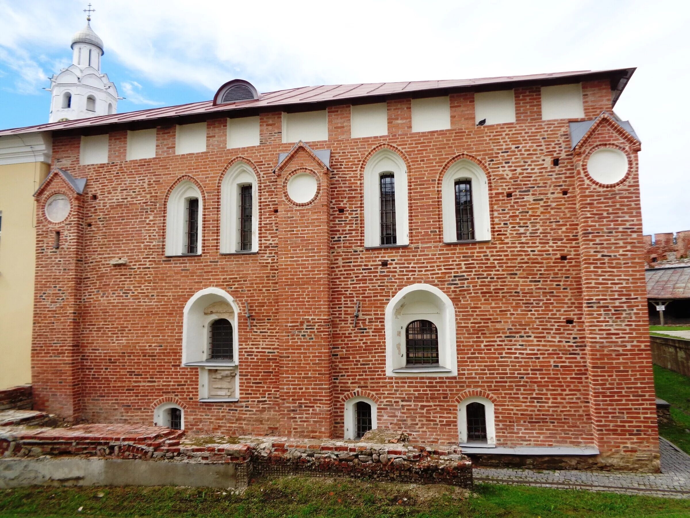 Помещения в новгороде. Грановитая палата великий новгород. грановитая палата новгородского кремля. великий новгород кремль грановитая палата. владычная палата в новгороде.