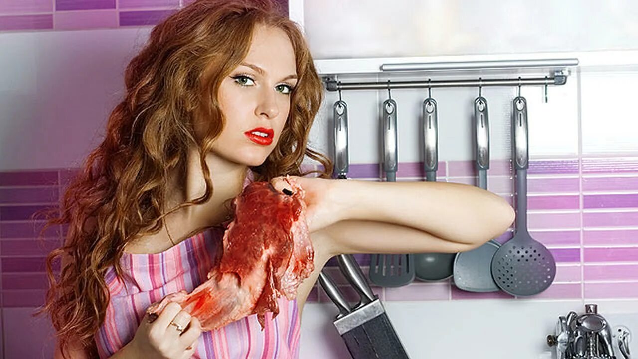 Девушка с мясорубкой. Meat girls