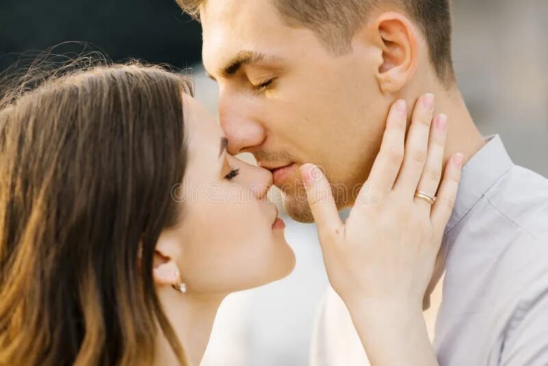 Поцеловать женскую. Парень и девушка нос к носу. Поцелуй в носик. Целует руку. Парень целует девушку в носик.
