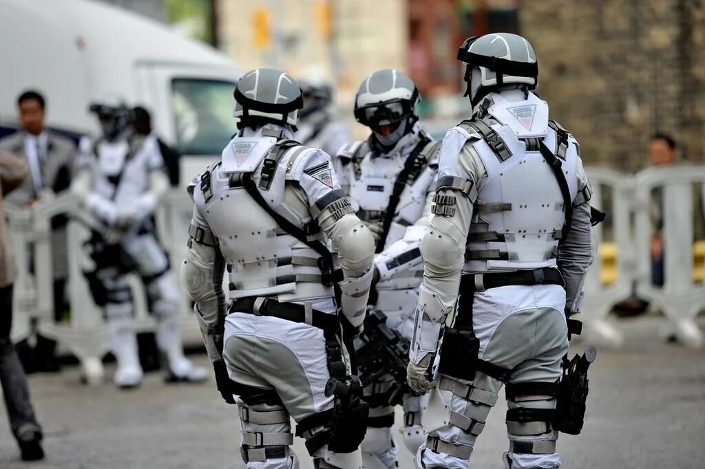 Вынесите в форме будущего. Солдат 2030 год. Federal Police в белой форме. Скоростной солдат. Косплей военного робота.
