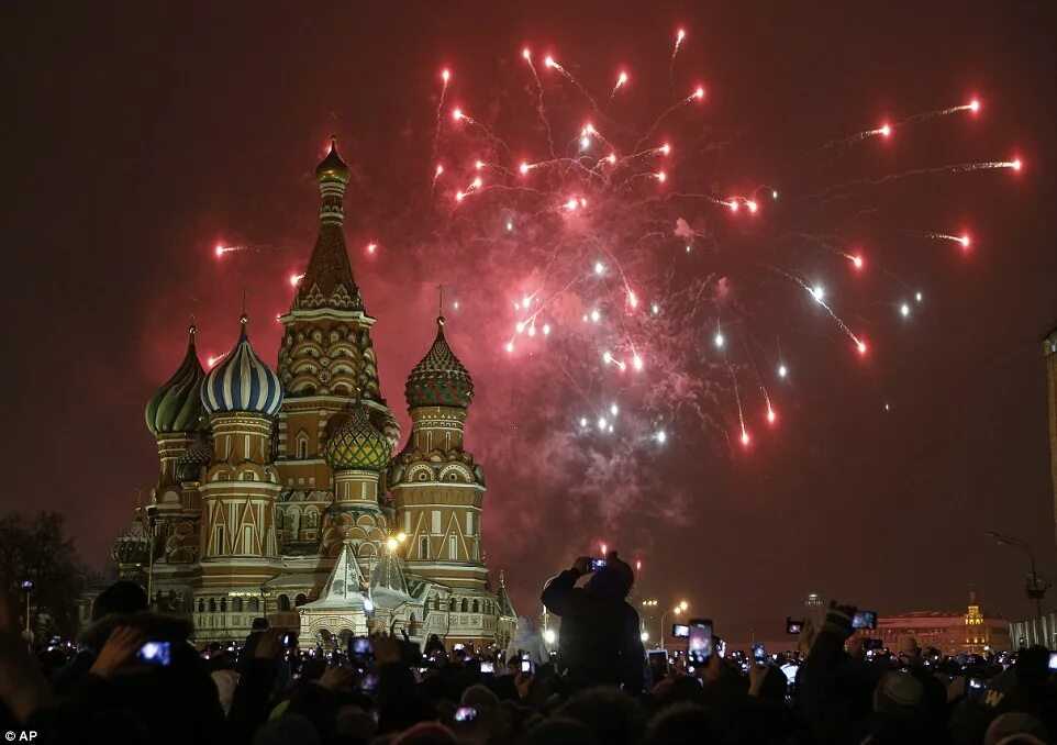 Салют в якутске. Новогодний салют в москве. Салют в москве 2023. Салют на стрелке ярославль. Праздничный салют в москве 30.