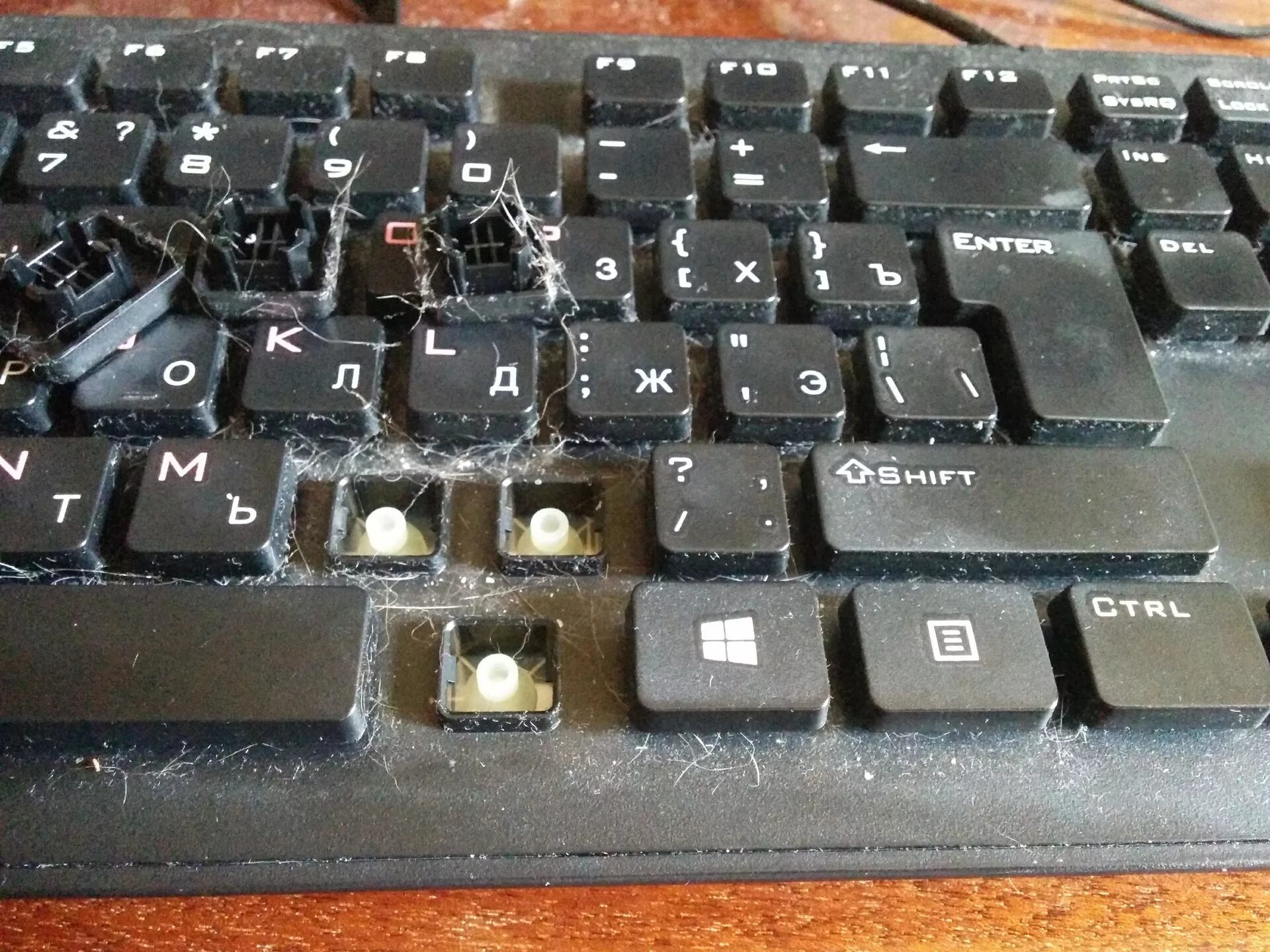Разбитая клавиатура. Разбитая клавиатура logitech. Разбитая клавиатура. Разбитые клавиатуры. Сломанная клавиатура пополам.