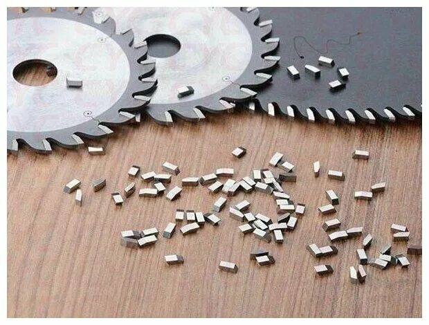 Заточка диска циркулярной пилы с напайками. Станок для напайки твердосплавных пластин на зубья дисковых пил. Пилы дисковые с напайками. Станок для заточки твердосплавных пластин. Заточной станок для дисковых пил макита 9803.