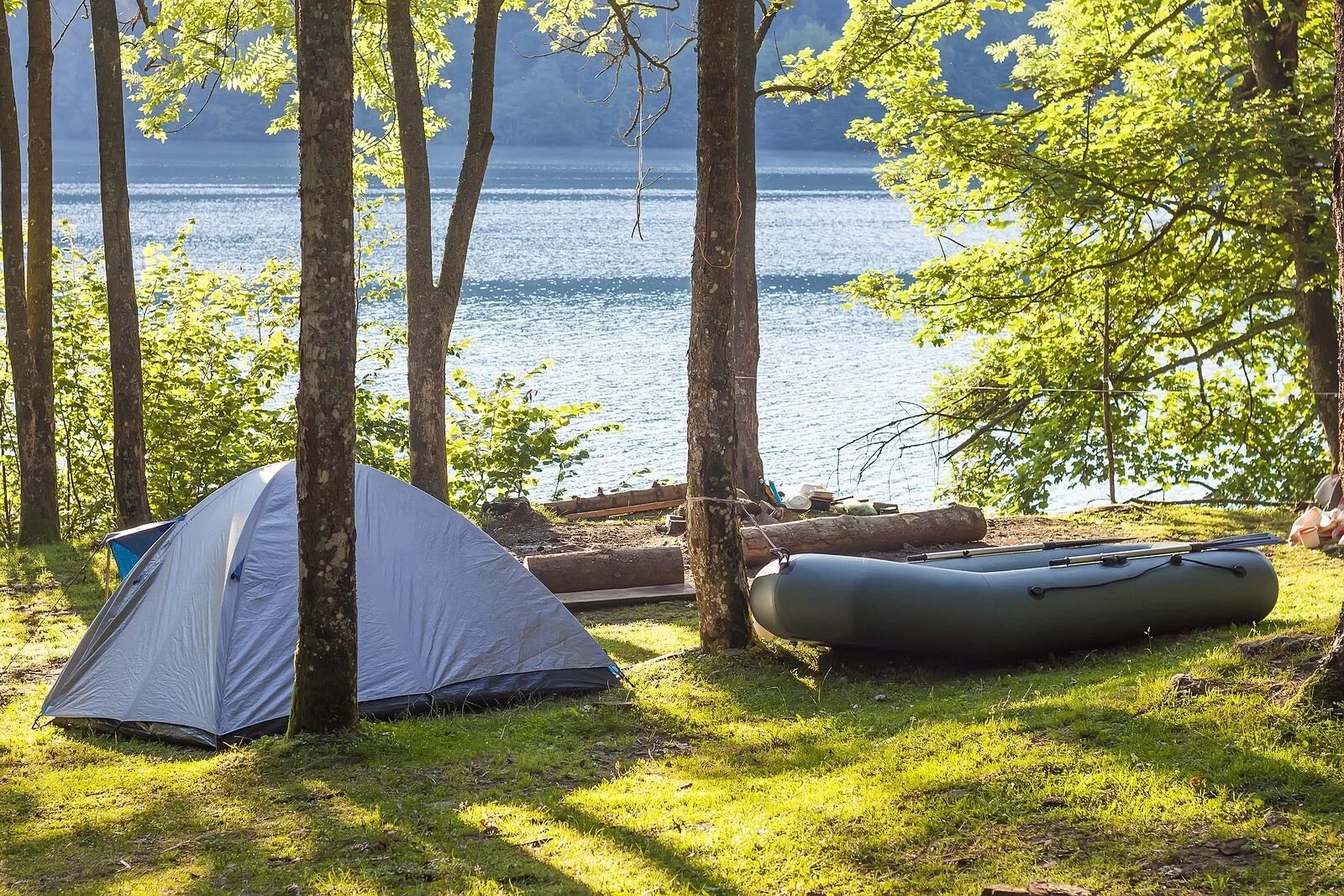 When we go camping. Палатка на берегу озера. Лодка и палатка на озере. Палатка на воде. Палатка у реки.