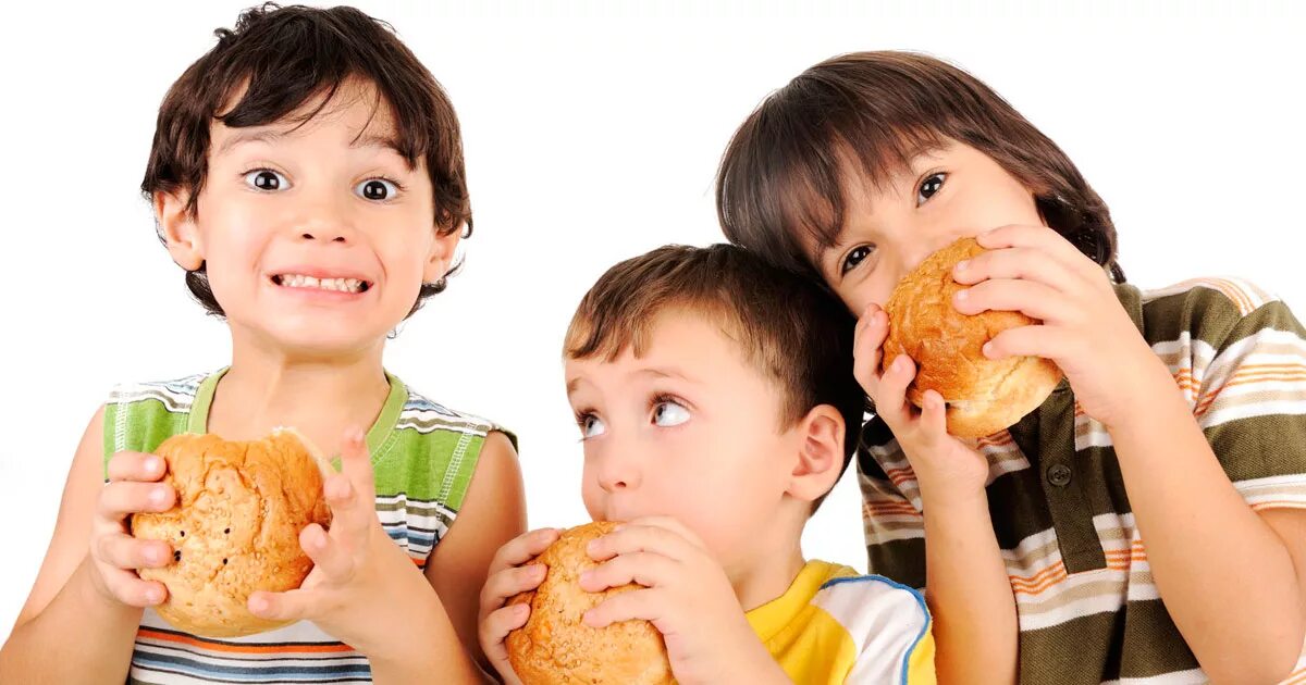 Человек есть хлеб. Ребенок ест хлеб. Булочки для детей. Дети едят бургеры. Ребенок с булкой.