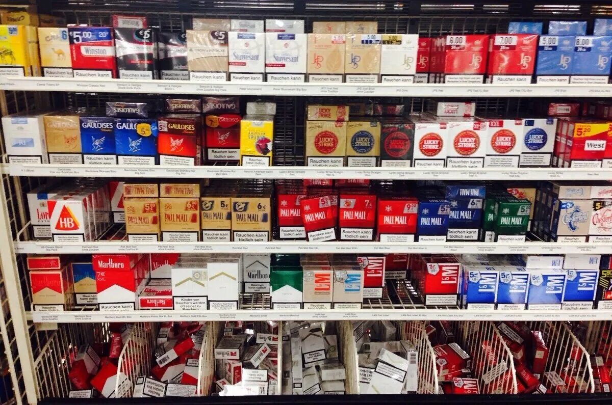Продать магазин россия. Табачная продукция. Прилавок с сигаретами в магазине. Выкладка табачной продукции. Магазин сигарет.