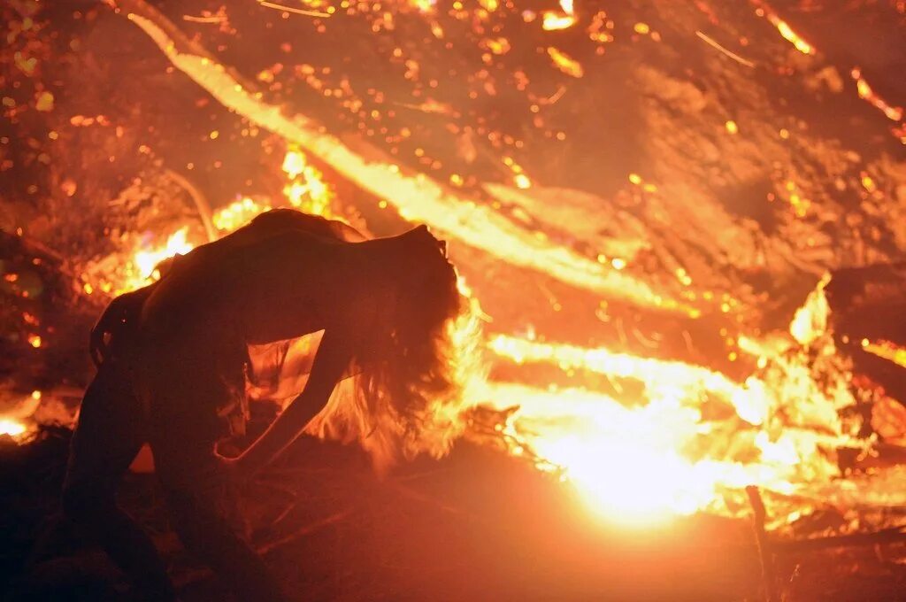 Мили сгорают. Огонь Эстетика. Девушка и огонь. Горящий огонь. Фотосессия с огнем.