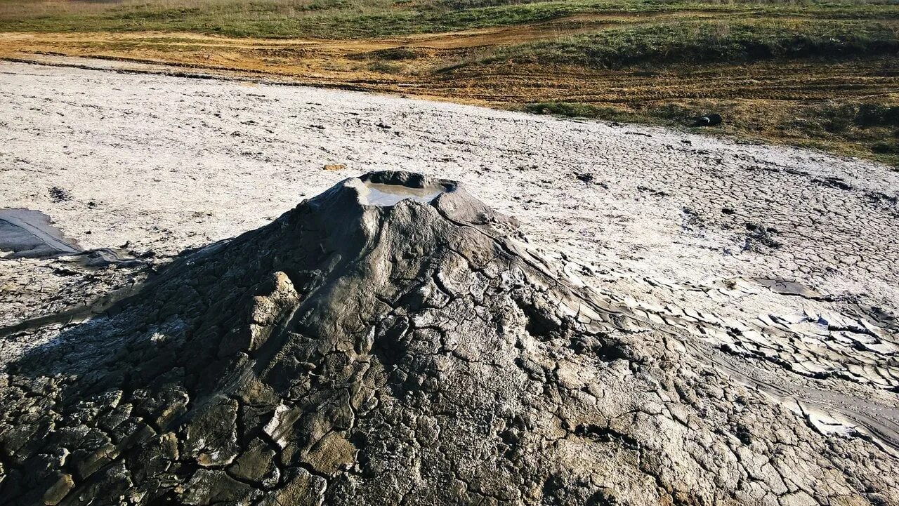 Грязевой вулкан джау-тепе. Булганакские грязевые вулканы керчь. Грязевой вулкан гефест. Грязевой вулкан джау-тепе керчь. Булганакские грязевые вулканы.