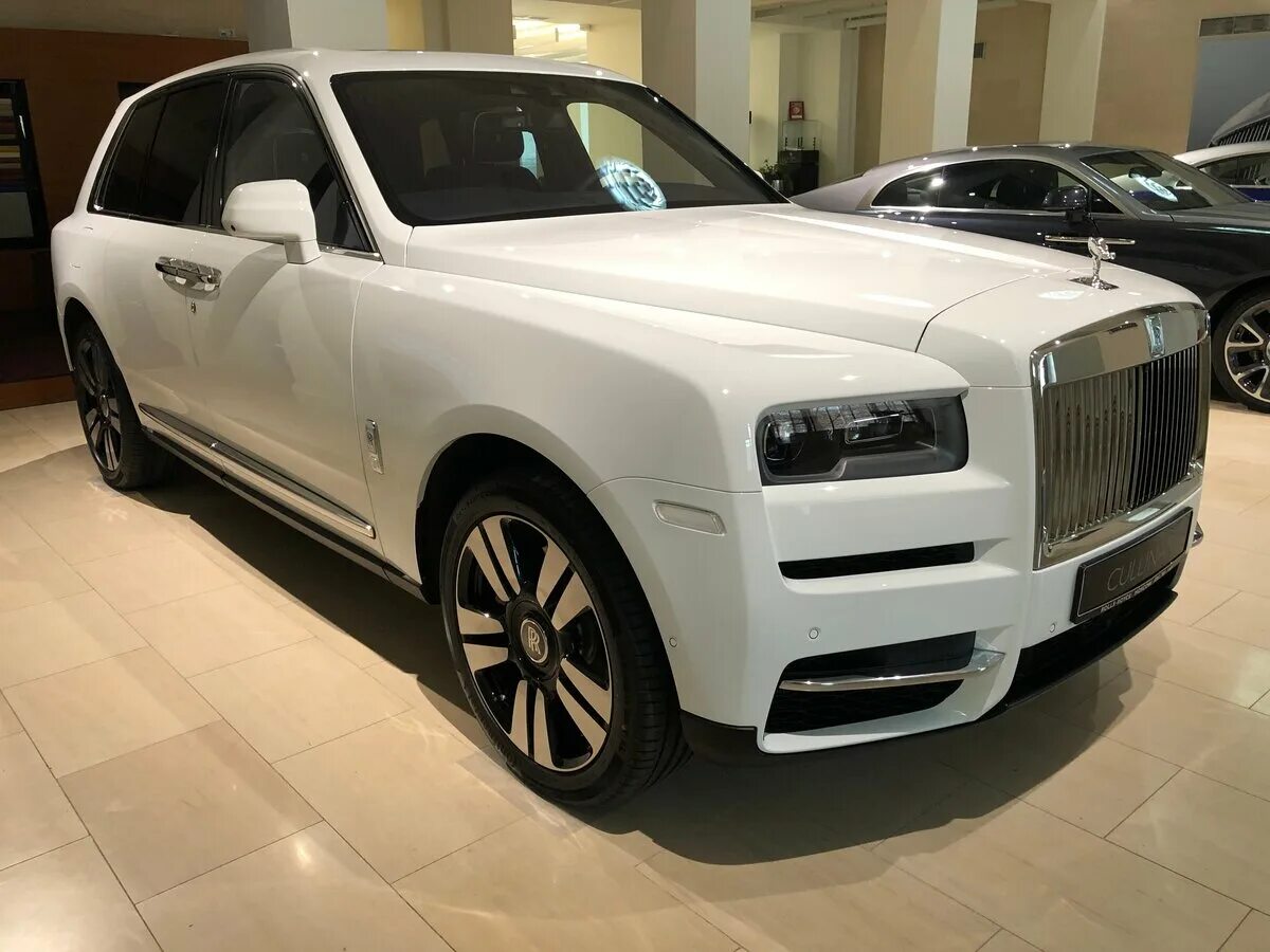 Роллс Ройс Куллинан 2022. Rolls Royce Cullinan белый. Роллс Ройс джип 2022. Кроссовер Rolls-Royce 2020.