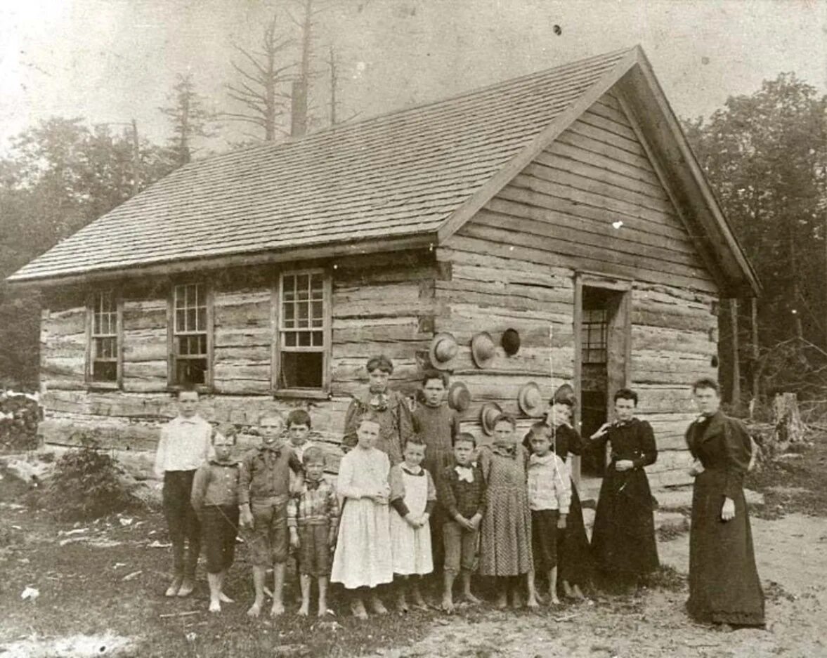 В каждом фото история. Старая фотография рассказала. История фото. История старой фотографии. Картинка история одной фотографии.