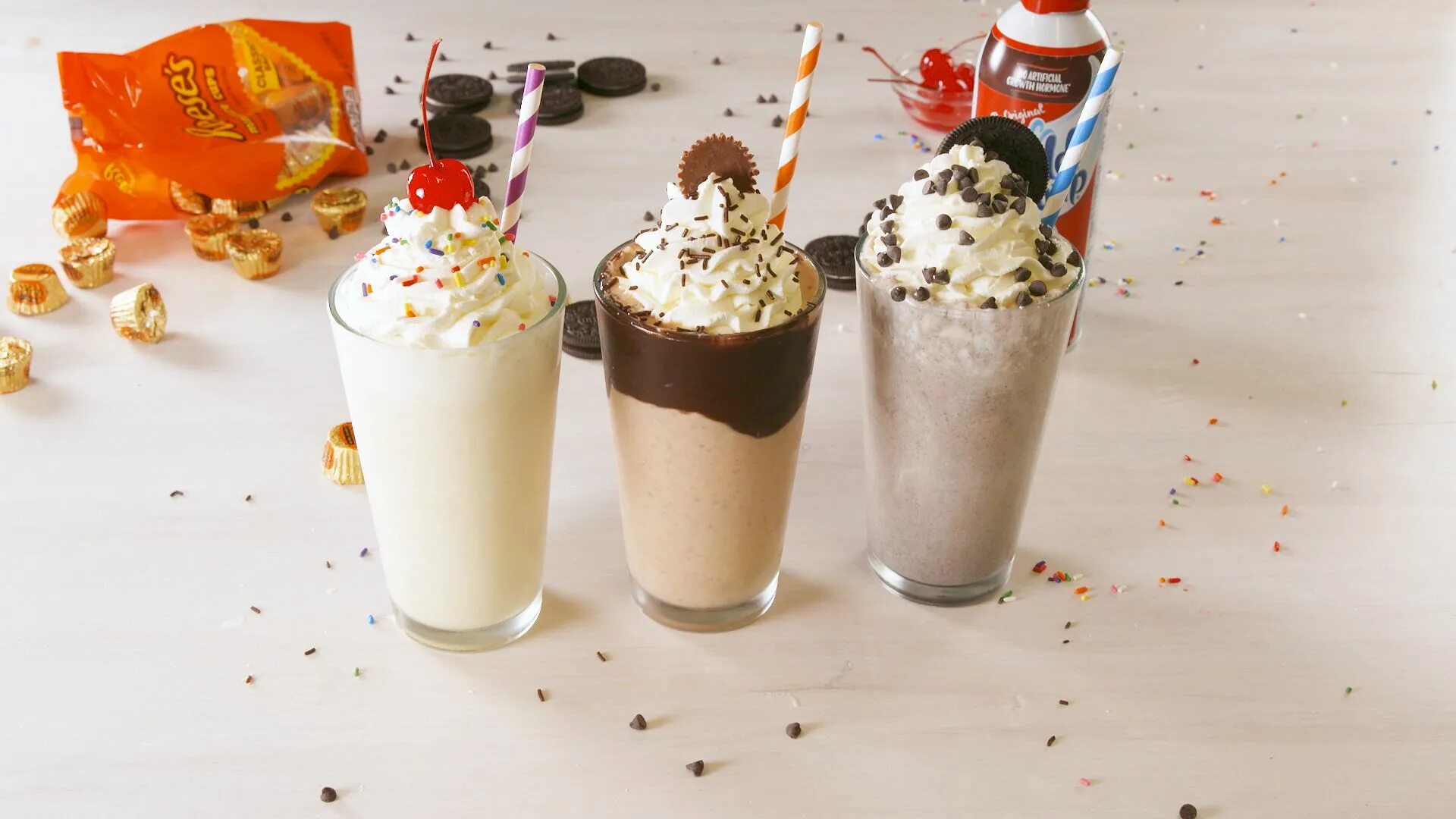 Milkshake перевод. Милк Шейк. Милк Шейк коктейль. Молочный ванильный милкшейк. Коктейль Милк Шейк молочный.