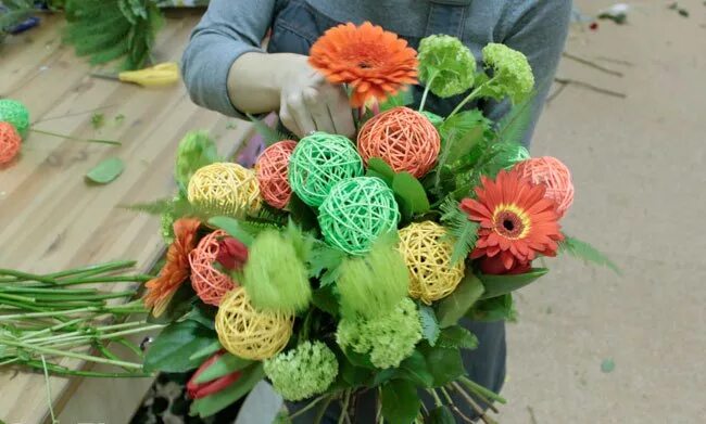 Технология букетов. Составление букета флористом. Букеты для начинающих флористов. Спиралевидная техника сборки букета. Букет из конфет.