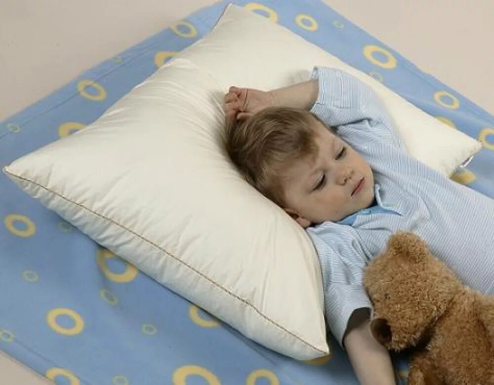 Какую подушку ребенку 3. Подушка для детей. Подушка для сна ребенку. Подушка для ребенка 2. Подушки для сна для детей от 5 лет.