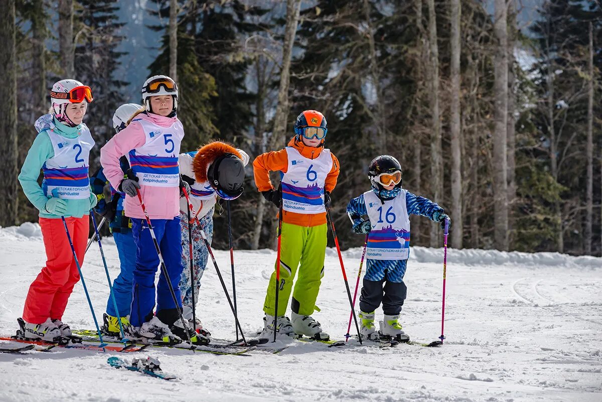 Спортивные школы лыжи. Горнолыжная школа на красной Поляне. Красная Поляна горнолыжная школа для детей. Горнолыжная школа Шерегеш. Дети на лыжах Шерегеш.