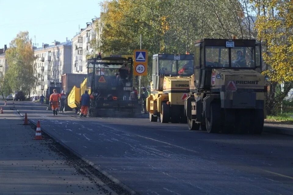 Ремонт дороги. Машина на дороге в городе. РУМСР. Ремонтные работы дороги.