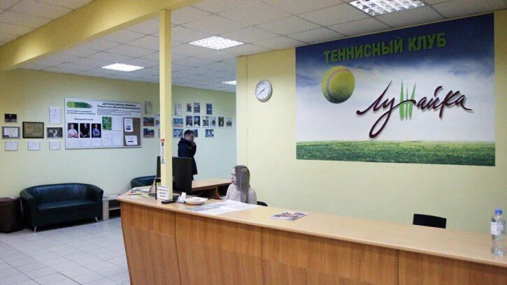 Гольф поле челябинск. Лужайка теннисный клуб спб. Клуб лужайка. Хасанская 19 теннисный клуб. Клуб лужайка.