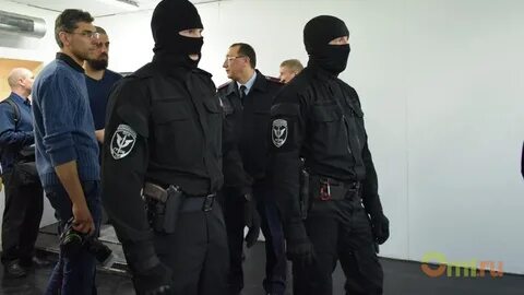 Обыск охранником
