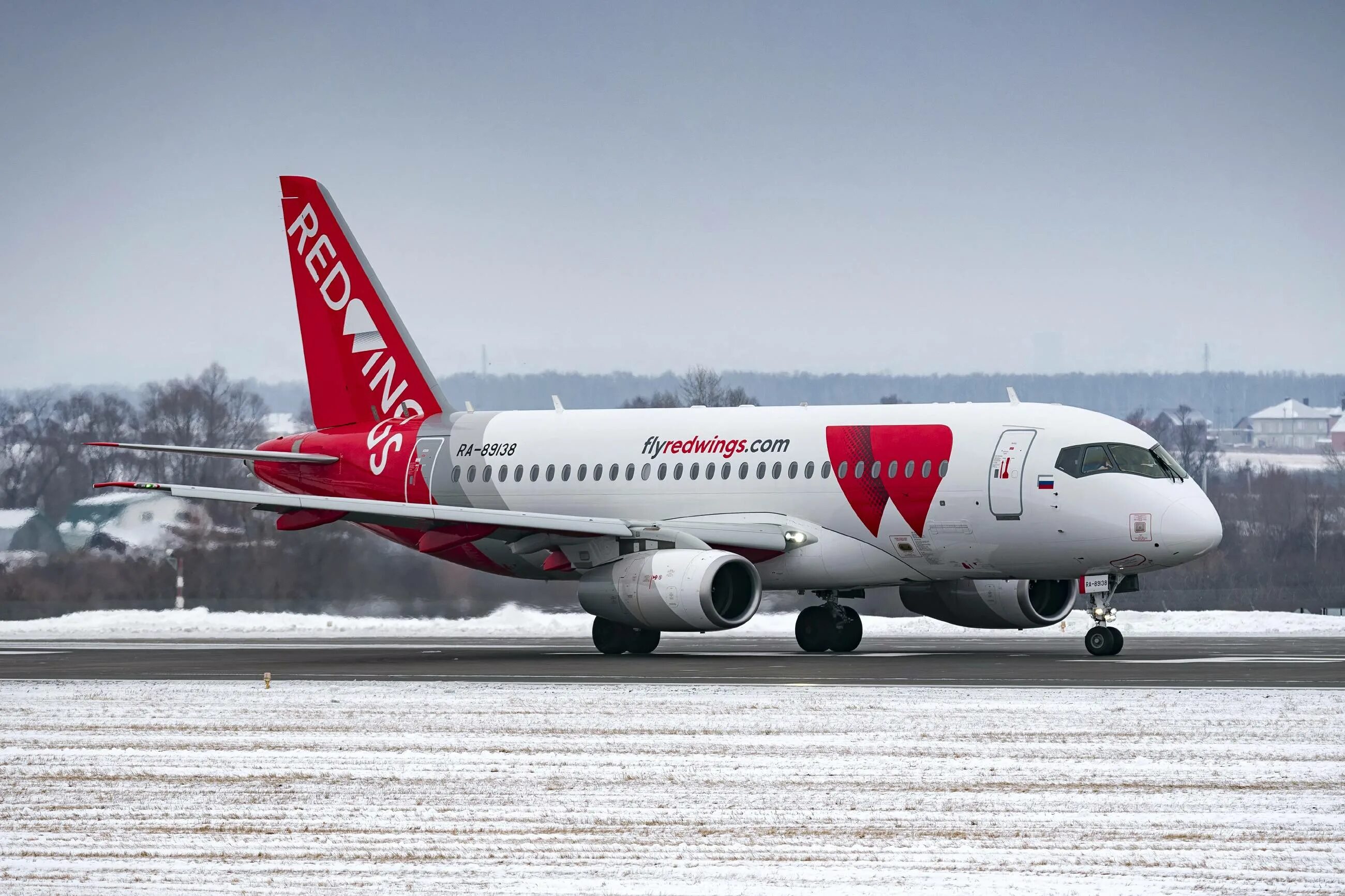 Какие самолеты в мае. Red Wings самолет 777-200. Боинг 777 Red Wings. Суперджет 100 ред Вингс. Самолеты ред Вингс Боинг.