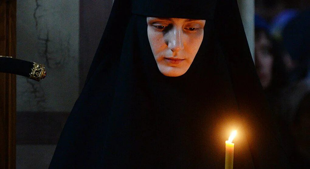 Жизнь монахинь в монастыре. Жизнь монахини православные монахини. Послушницы пюхтицкого монастыря. Монахиня евфросиния. Послушница в церкви.