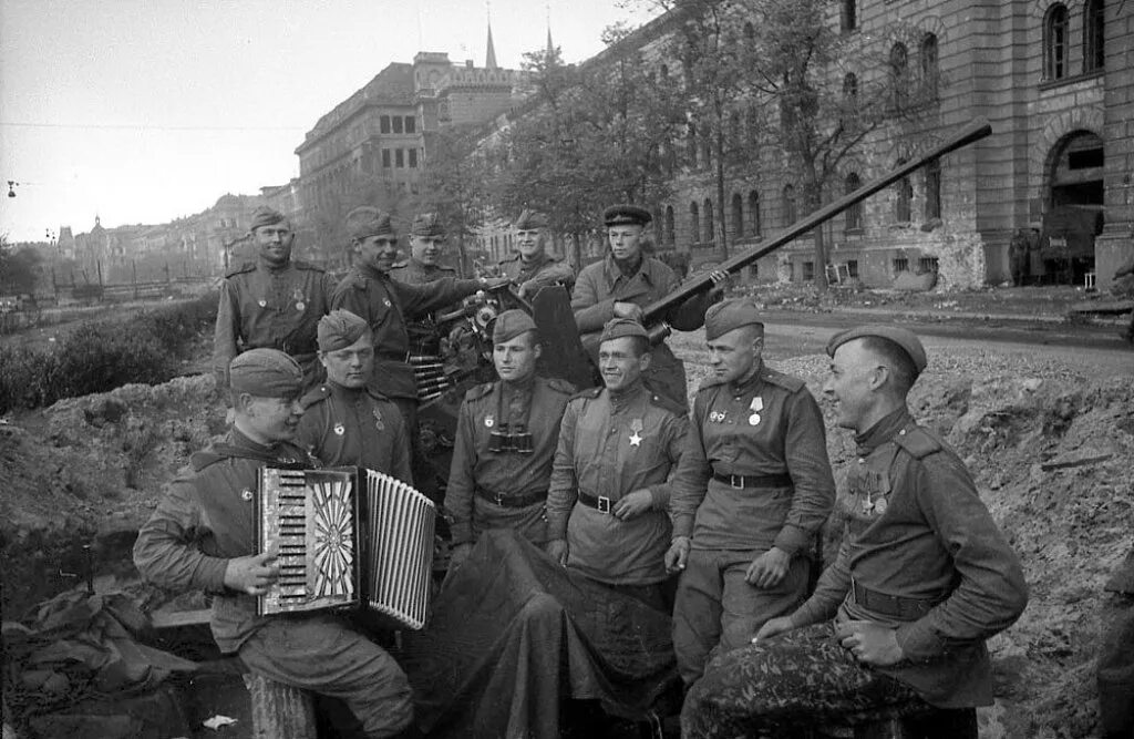 Фотографии великой отечественной войны 1945. Солдаты красной армии 1945 Берлин. Русские солдаты в Берлине 1945. Гармонь на войне Великая Отечественная война. Советские солдаты отдыхают 1945.