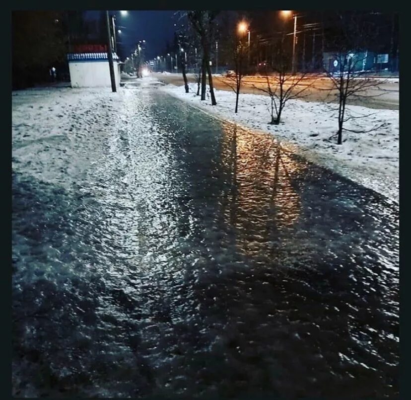 Тихо ночью покрывает лед. Гололед. Гололед в городе. Лед на тротуаре. Дождь зимой.