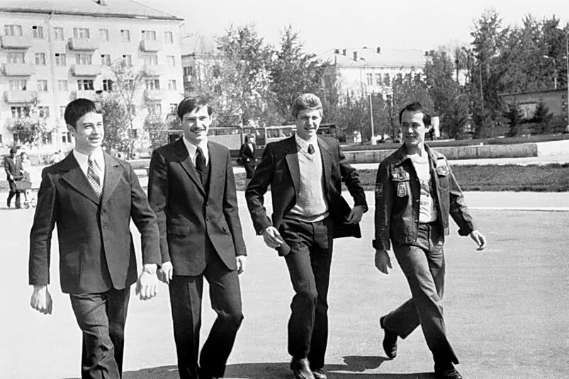 11 апреля 1980 года. Мужчина СССР. Советский парень. Одежда советских пацанов. Студенты 1980-х.